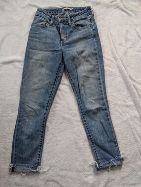 Classic Levis High-Rise Light Blue Women's Cropped Jeans